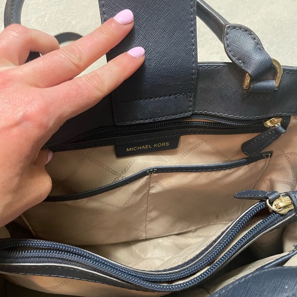 Michael Kors Hailee satchel w/ crossbody strap - Picture 6 of 16